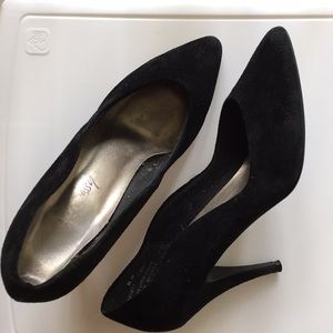 Velvet heels with scalloped opening